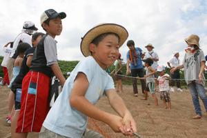 福井県坂井市／どんな魚がかかるかな？ みくにまち協が地引網体験（8月 