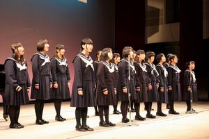 参加者らと一緒に「ふるさと」を歌唱する三国中学校合唱部