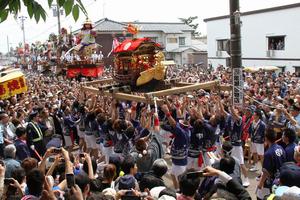 三國神社前を埋め尽くす人・人・人。勢ぞろいした6基の山車の前をうねるように進むみこし