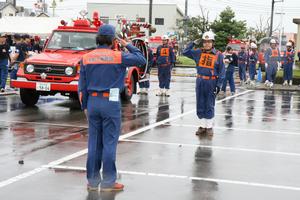 全ての操法行程が終了し、完了の報告をする消防団指揮者