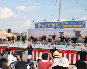 大勢の観客が見つめる中、ステージを盛り上げるKagashiダンサー