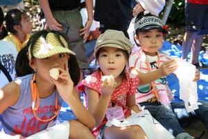 採れたての梨を試食する子どもら