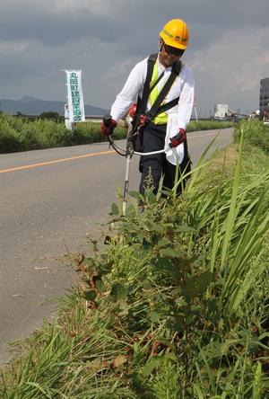 丸岡町建設業協会が草刈