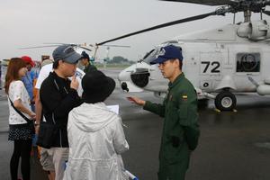 航空機やヘリコプターなどについて質問する来場者ら