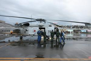 離陸準備を進める海上自衛隊のヘリコプター