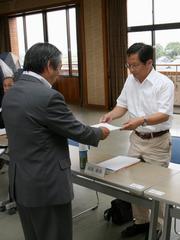 委嘱状を手渡し