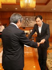 感謝状を受け取る山口明則理事工場長