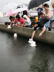 手作りの灯籠を流す住民ら