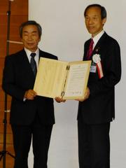 調印を結ぶ武井雅昭港区長と市長