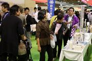 市内事業所の製品の説明を受ける来場者