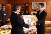 寺井秀幸福井支部長(右)から目録と絵本を手渡される市長