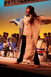 軽快な踊りと息の合った演奏をする三国高校吹奏楽部