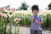 色鮮やかなユリに囲まれて、シャボン玉を飛ばす子どもの姿も