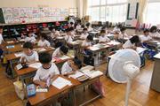 涼しくなった教室で勉強に励む子どもたち