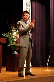 普段からできる心と体と財布の健康法を講演する生島氏