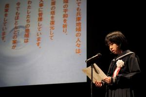 作品を朗読する佐々木さん