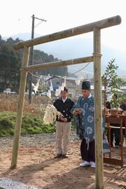 新しく移設した献上田で神事を行う参加者ら