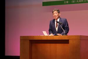 入賞した俳句について選評を述べる梨一顕彰会の牧田正太郎会長