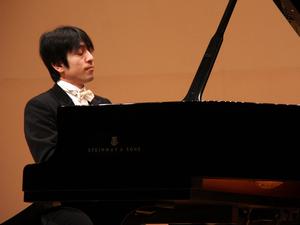 第二部のコンサートで演奏する川村文雄さん