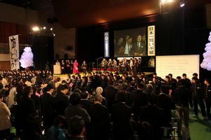 小室等さんのバンド「六文銭」と中学生の合唱隊、会場全体で「ありがとう」の歌を大合唱