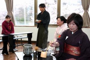 雨のため丸岡体育館で行われた茶会
