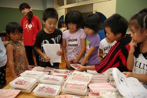 事前に必要な材料の値段などを調べる子どもたち