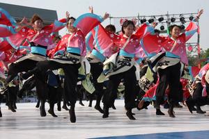 鮮やかな衣装に身を包み、躍動感あふれる踊りを披露するYOSAKOIの出演者たち