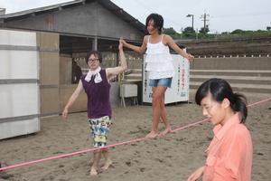 ロープを張って綱渡り体験。慎重にバランスを取りながら進む子どもたち