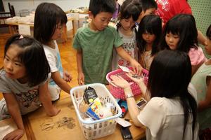 市の消費者センターが主催する人気の講座。必要な材料を選び、レジでお金を支払う子どもたち