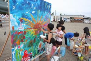 ビーチに遊びに来た子どもたちに描いてもらった三国サンセットビーチ