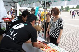 今年も富士宮やきそばやボルガライスなどご当地グルメが集合。中でも人気の越前坂井辛み蕎麦