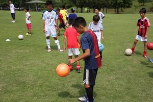サウルコス福井の選手によるサッカー教室で技を教わる子どもたち