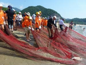 坂井と延岡の交流隊全員で力を合わせて一生懸命網をひいた地引網体験