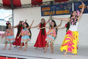 ハワイアンの音楽に合わせて優雅なフラダンスを踊る出演者たち