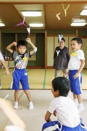 紙トンボの不思議な動きに夢中。何度も空中に投げて遊ぶ園児たち