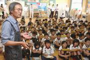 これまで取り組んできたホタルの水路作りなどを説明する西さん