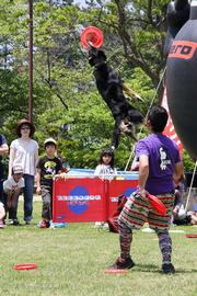 人の体を駆け上がり、空中高くジャンプしてナイスキャッチ