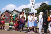 総選挙で成重役を射止めた加藤竜之介さん(中央)が約400人を引き連れて五万石パレード