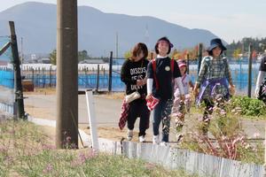 自分のペースで歩き、自然や会話を楽しむ