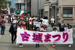 約400人の武者行列やちびっこ行列が城下町を練り歩く