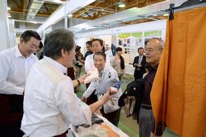 訪れた人たちに、自社の技術や製品を紹介する出展者たち