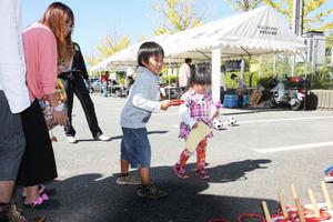 輪投げのほかヨーヨー釣りなど遊べるブースを満喫