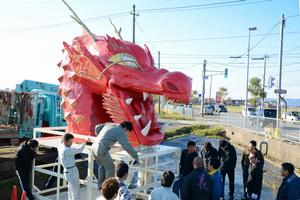 嶺北縦貫道沿いの変則信号交差点に設置され、交通安全に目を光らせる「見守りゅう」