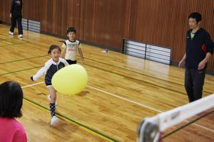 想定外のバウンドに、翻弄される「ワンバウンドふらばーるバレーボール」