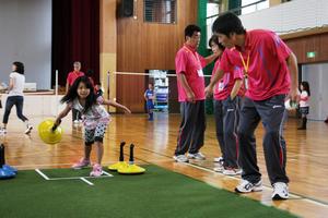 スポーツ推進委員が競技方法やルールを説明し、ときには一緒に楽しむ