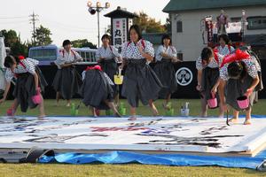 音楽に合わせ踊りながら、4×6mの和紙に思いを描く