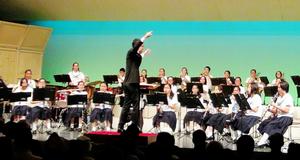 来場者へ課題曲などを披露