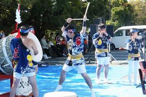 市の無形文化財「火の太鼓」が笛と太鼓で力強く披露される