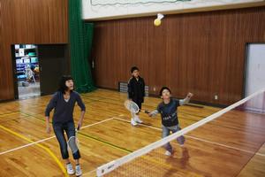 バトミントンを気軽に遊べるようにアレンジをした「ファミリーバトミントン」。続けているうちに白熱した戦いに