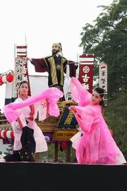 優雅な踊りで観客を魅了